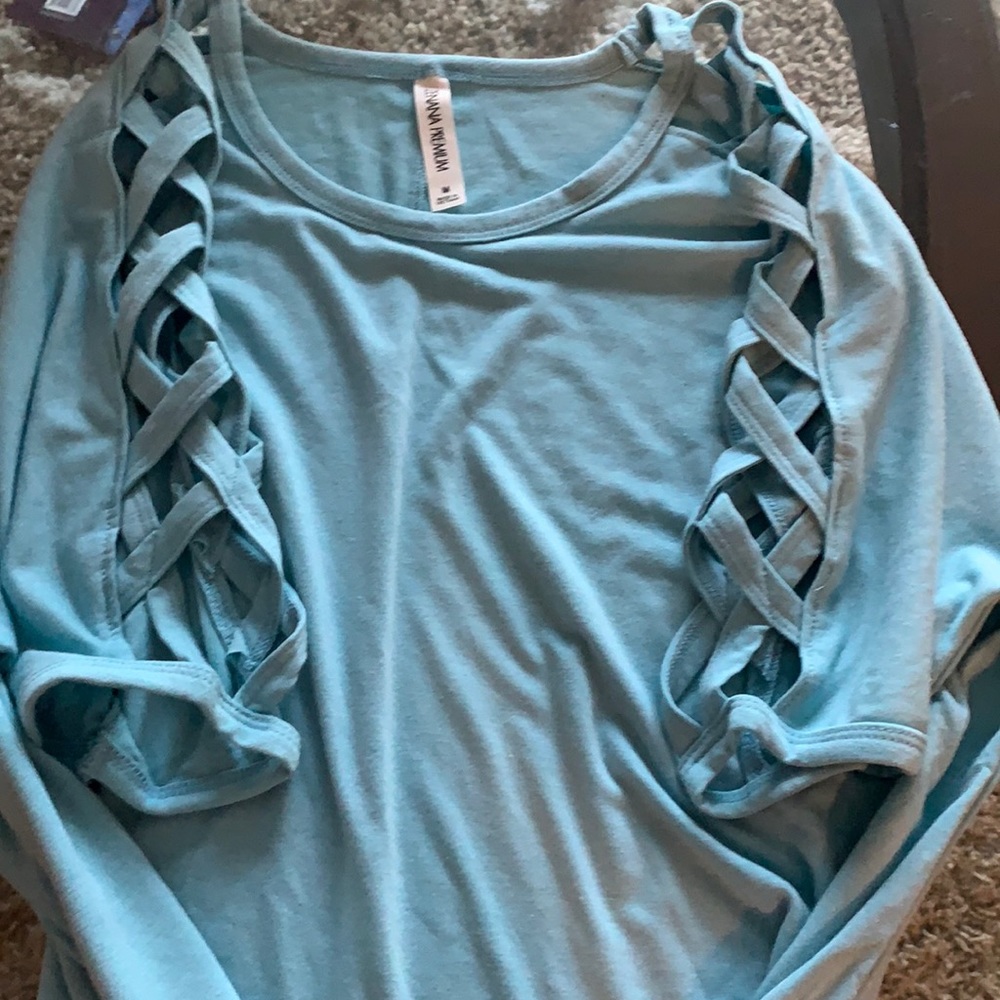 Blue lattice sleeve shirt